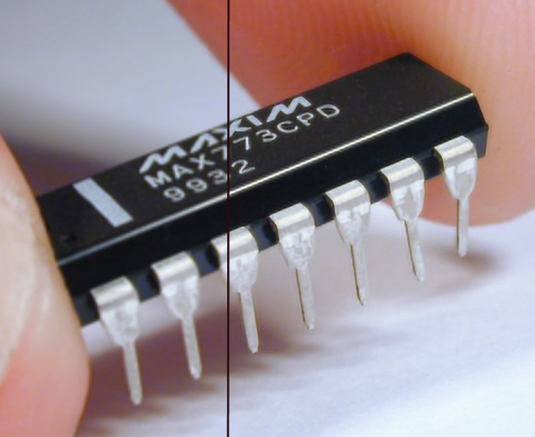 Picture of a integrated circuit chip - the left half has been sharpened using bicubic intrpolation, while the right half is from the Weizmann super-resolution algorithms (Photo: Weizmann Institute of Science)